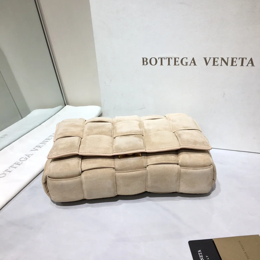 The Veneta Cassette pillow bag is made of soft frosted calfskin + aged matte gold buckle, very very fashionable! ! The leather feels super comfortable to the touch, and it has adjustable spaghetti straps with a signature triangle buckle. Size:26cm*18cm*8cm
